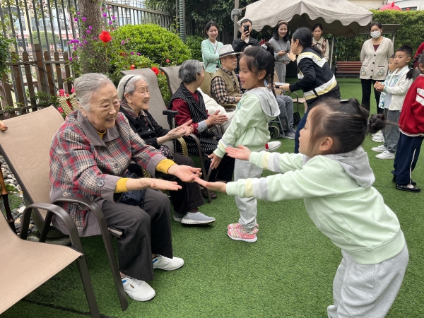 一暄康养华阳院长者观看幼儿园重阳节节目