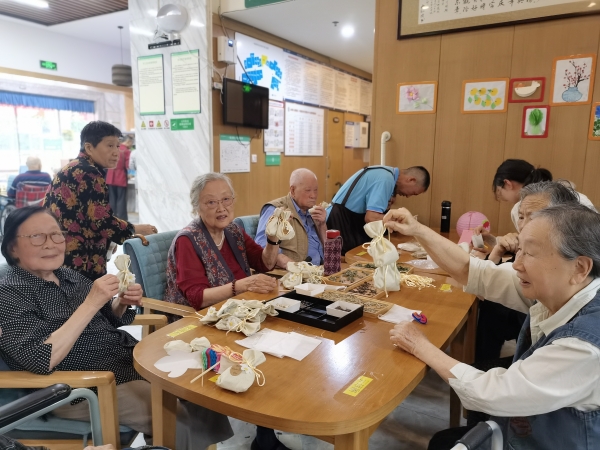 开心展示香包的爷爷奶奶