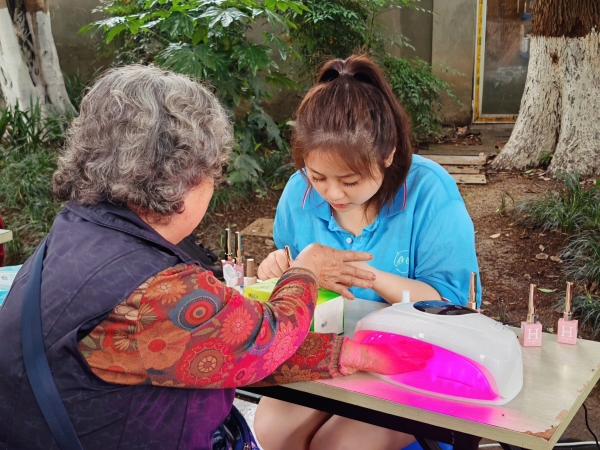 一暄康养为社区居民做美甲