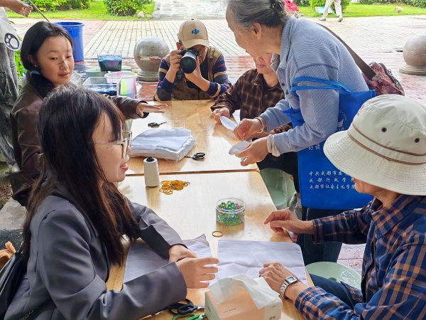 社区居民体验非遗扎染